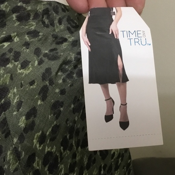 Time and Tru Dresses & Skirts - $5🔥 Sea Turtle Leopard Slip Midi Skirt
